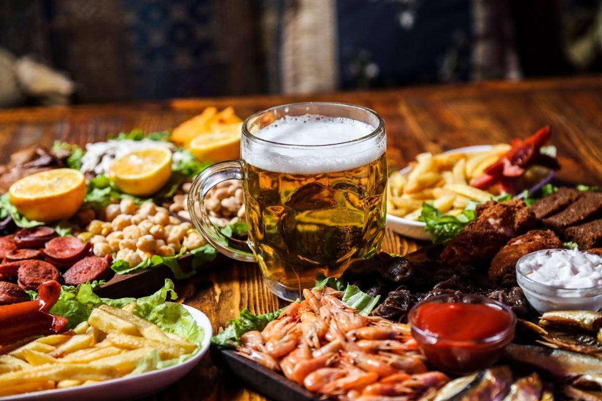 ilustrasi makanan dan alkohol (freepik.com/stockking)