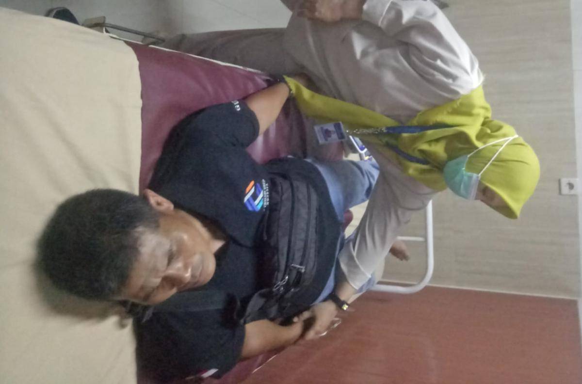 Korban penganiayaan warga Iran mendapatkan perawatan.
