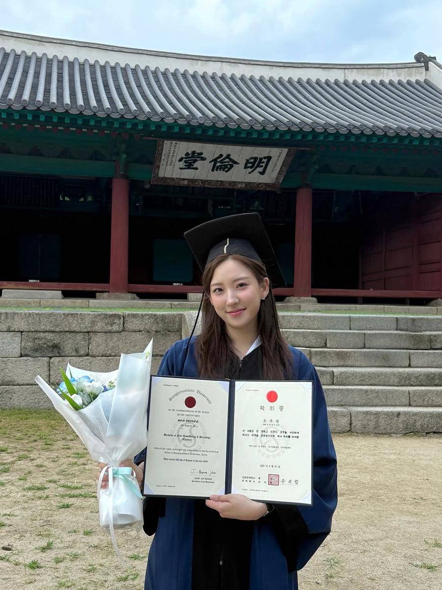 potret wisuda Eunseo WJSN (instagram.com/eeunseo._.v)