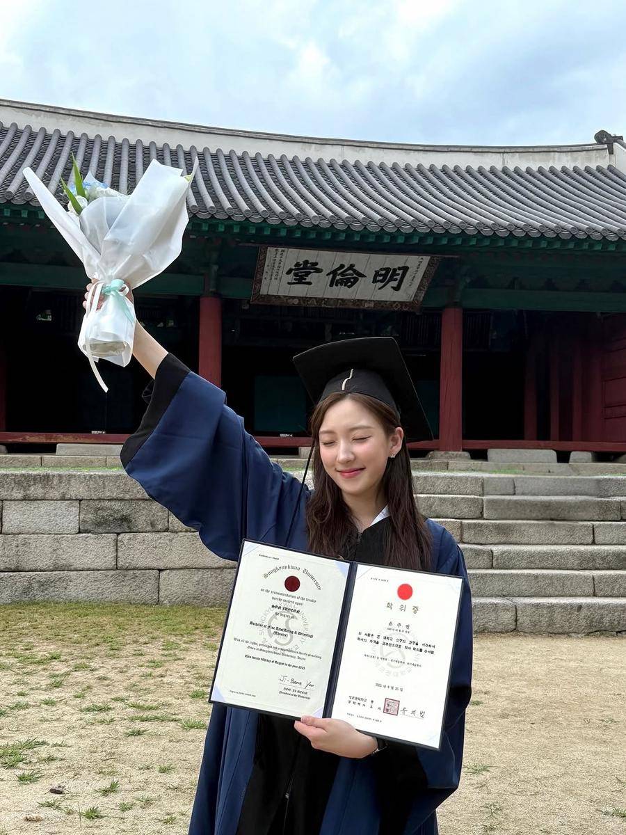 potret wisuda Eunseo WJSN (instagram.com/eeunseo._.v)