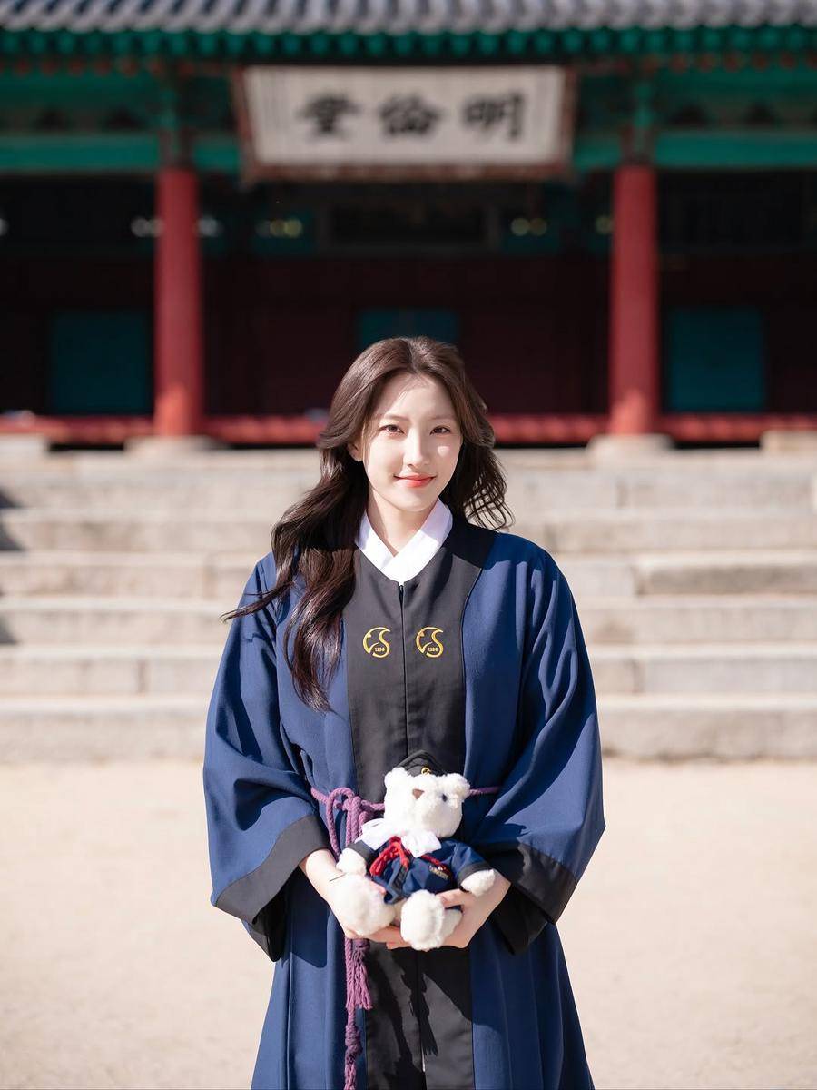 potret wisuda Eunseo WJSN (instagram.com/eeunseo._.v)