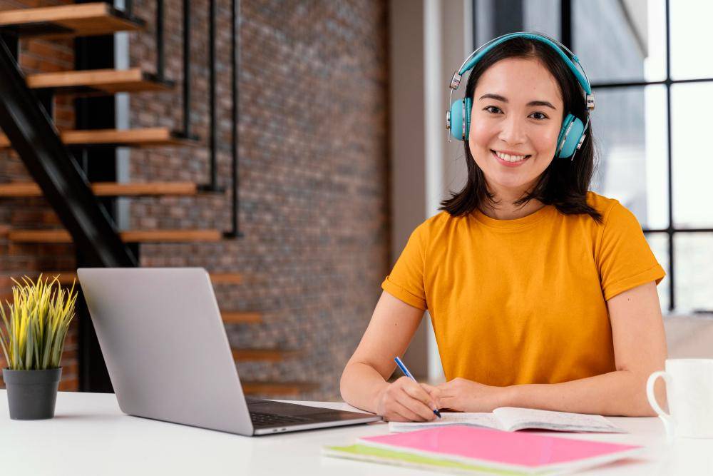 ilustrasi di depan laptop