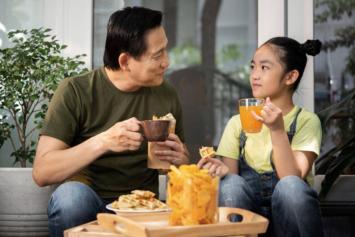 ilustrasi ayah dan anak perempuan yang sedang menikmati minuman