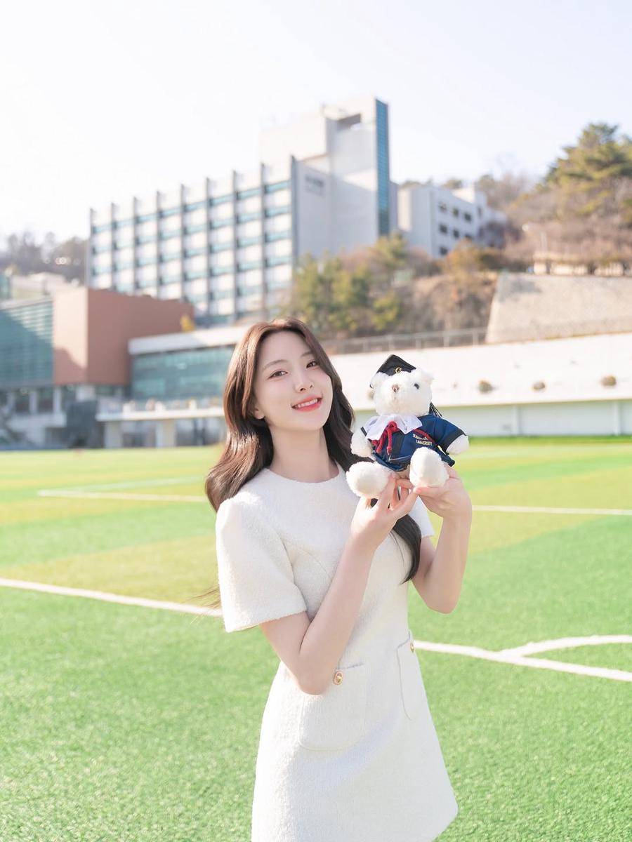 potret wisuda Eunseo WJSN (instagram.com/eeunseo._.v)