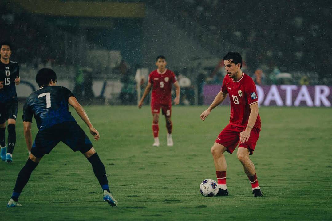 Thom Haye membela Timnas Indonesia melawan Jepang (Instagram.com/thomhaye)