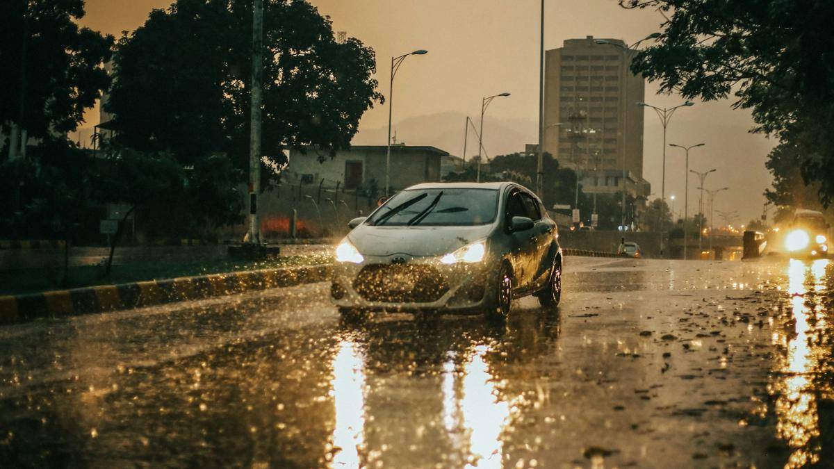 ilustrasi mengemudi saat hujan (unsplash.com/Basil Minhaj)