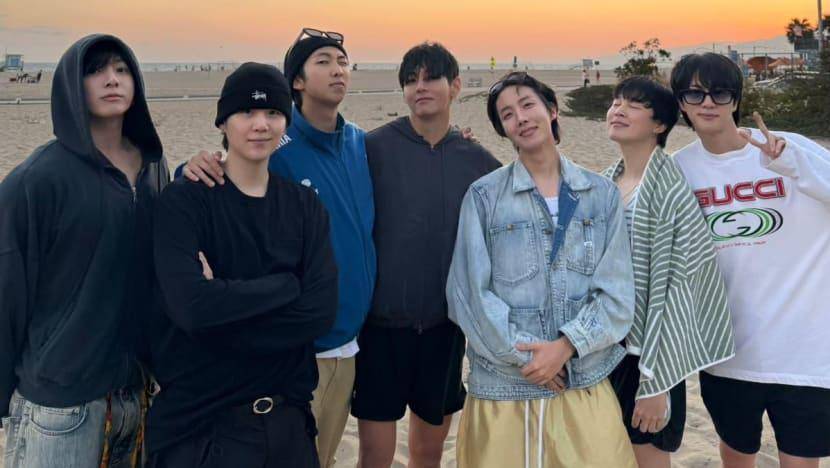BTS kembali lengkap usai wajib militer! J-Hope bagikan foto kebersamaan mereka sebagai sinyal comeback.