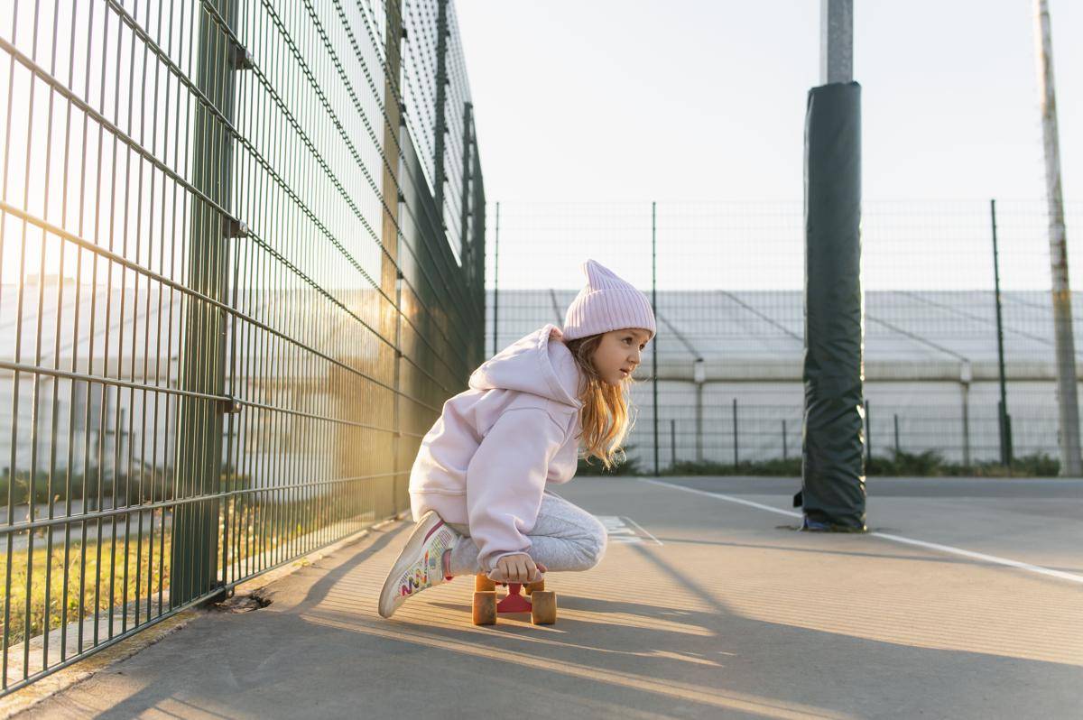 ilustrasi hoodie oversize dan celana jogger (freepik.com/Freepik)
