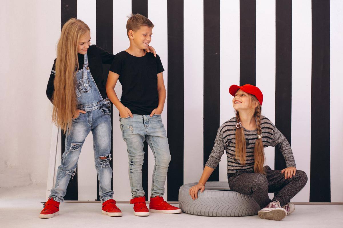 ilustrasi kaos polos dan celana jeans (freepik.com/Senivpetro )