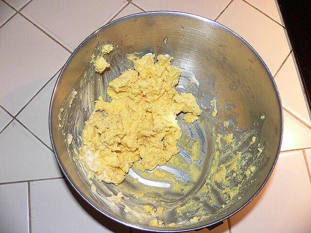 ilustrasi haluskan kuning telur (commons.wikimedia.org/Mark Pellegrini)