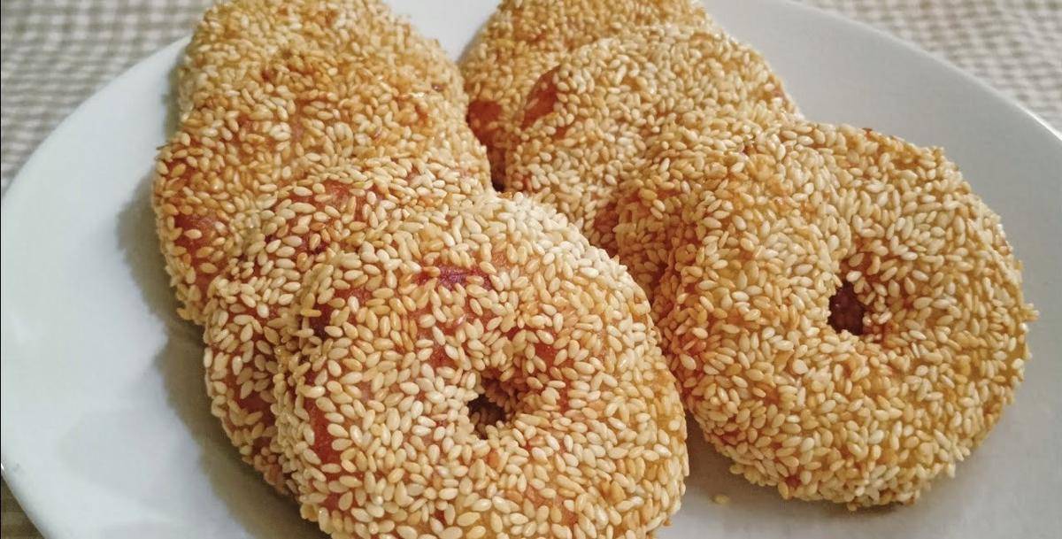 ilustrasi donat pisang wijen