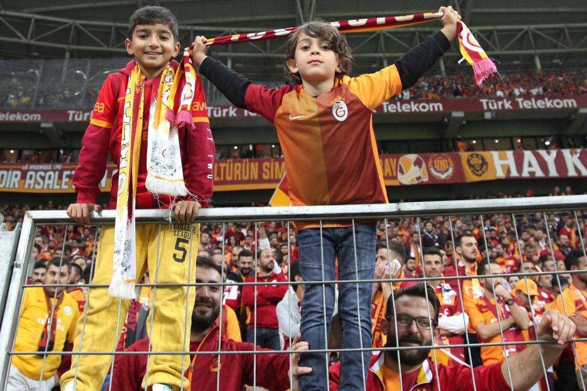 ilustrasi pendukung Galatasaray yang menyaksikan langsung di stadion