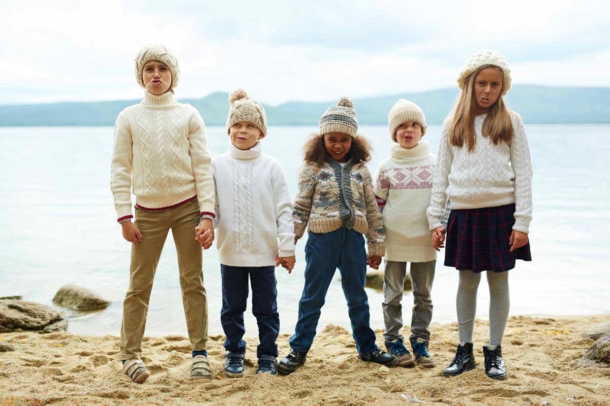 ilustrasi sweater rajut dan chino pants (freepik.com/Pressfoto )