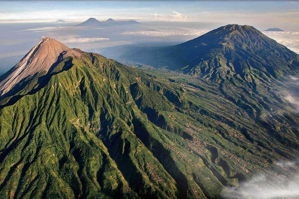Gunung Merapi dan Gunung Merbabu