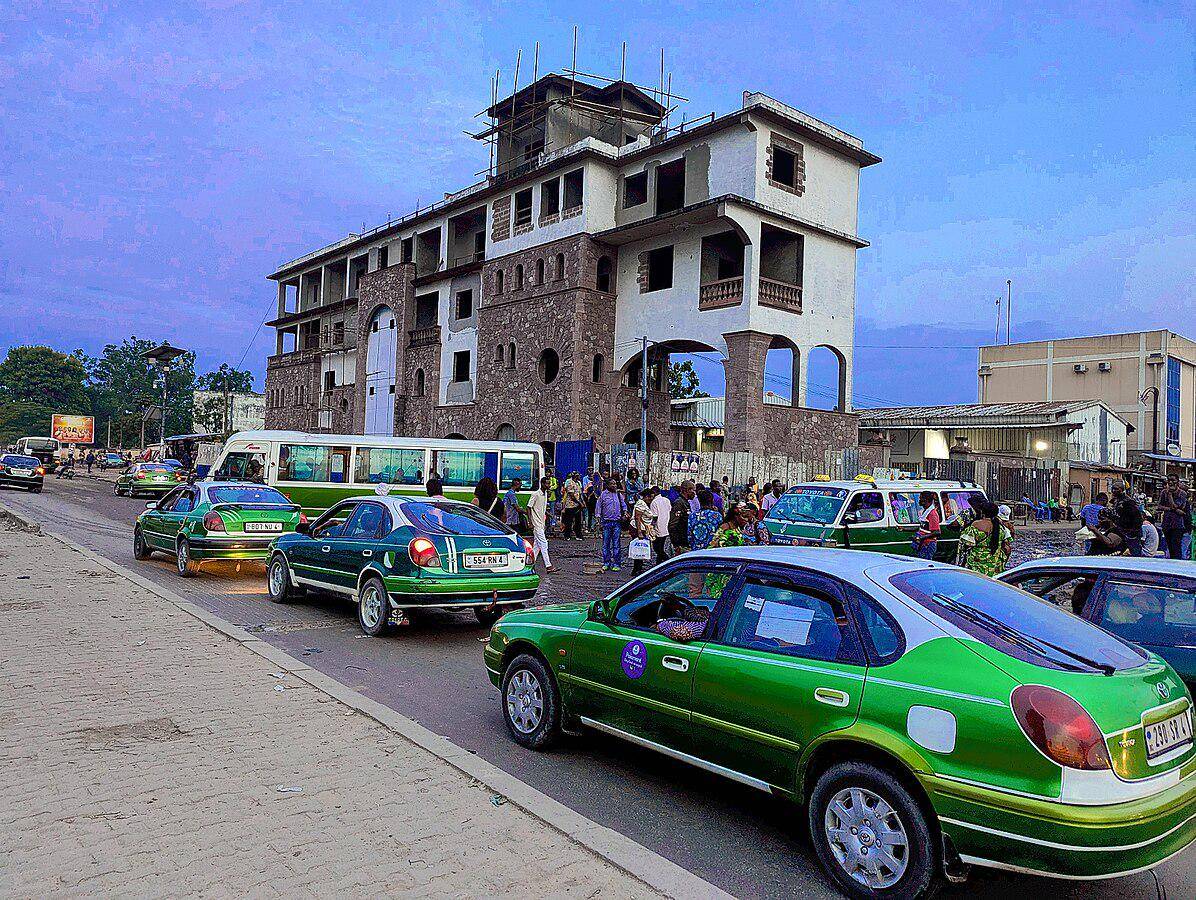 potret sekumpulan taksi di Brazzaville (commons.wikimedia.org/Africany)