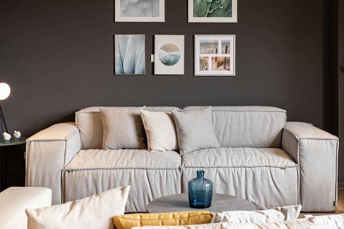 ilustrasi sofa di ruangan