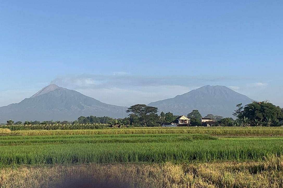 Gunung Merapi dan Gunung Merbabu