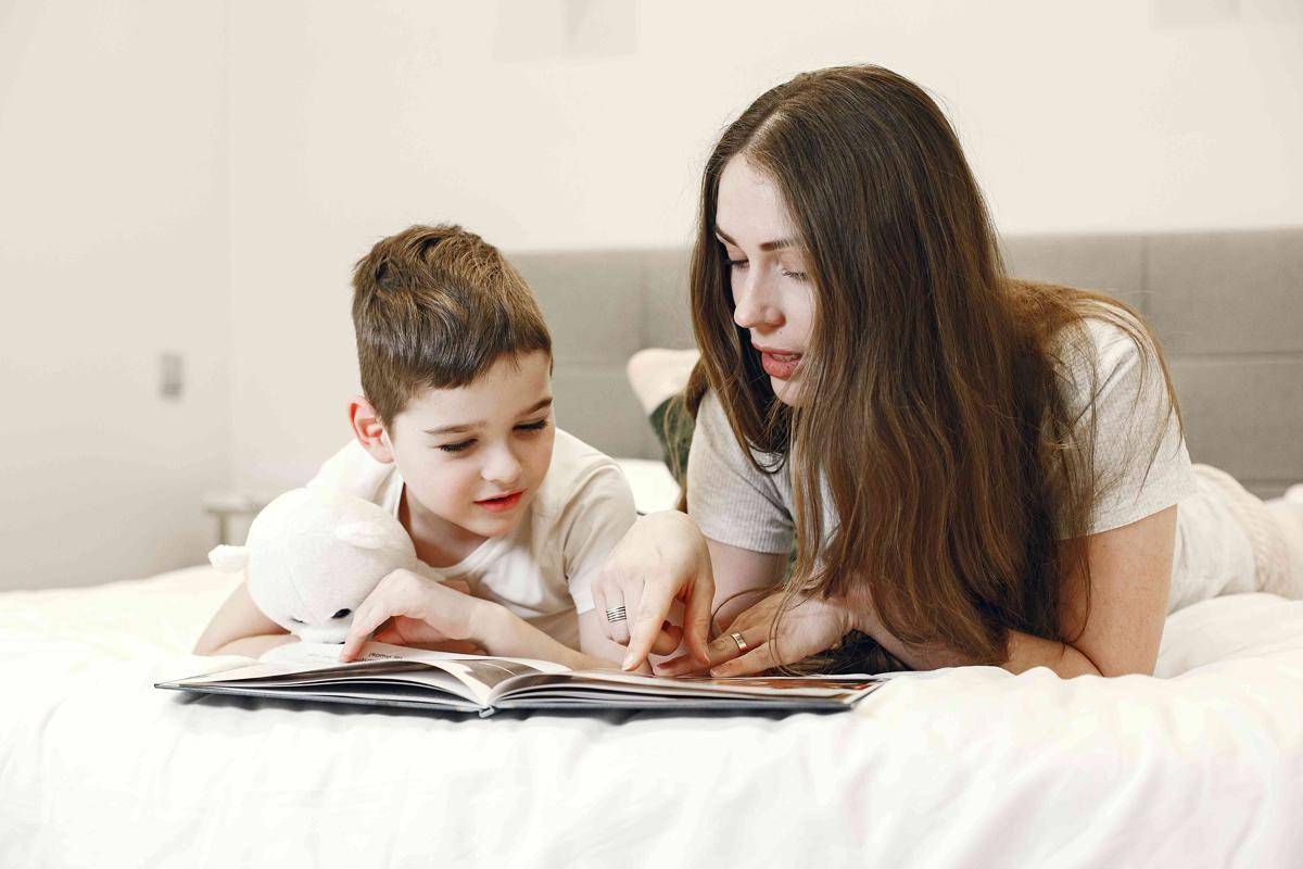 ilustrasi ibu dan anak membaca bersama (freepik.com/prostooleh)