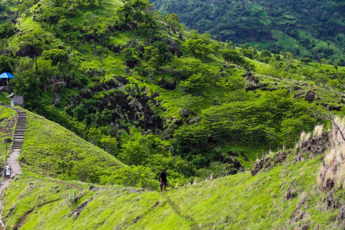 potret pemandangan menuju puncak bukit (dok.pribadi/Natalia Indah)