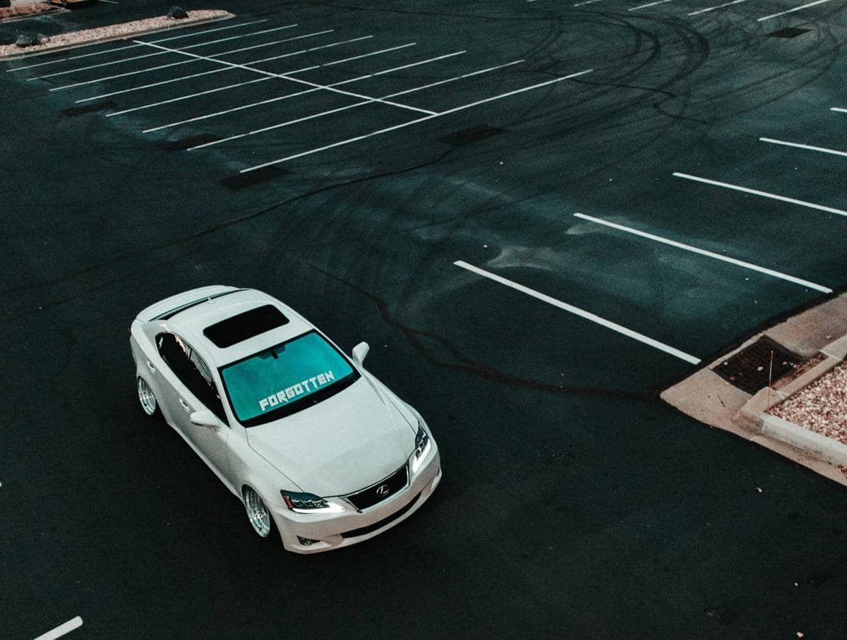 Ilustrasi mobil parkir (unsplash.com/Nima Sarram)