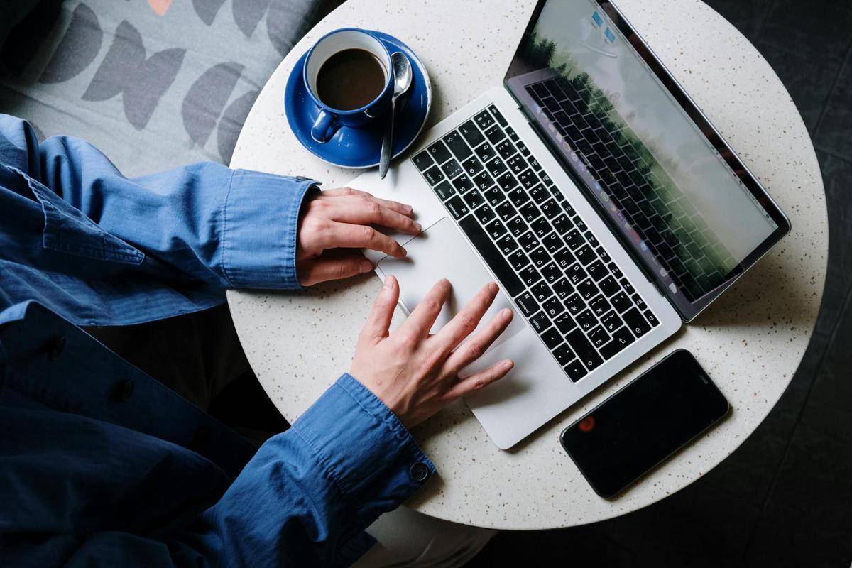 ilustrasi bekerja di depan laptop (pexels.com/@cottonbro)