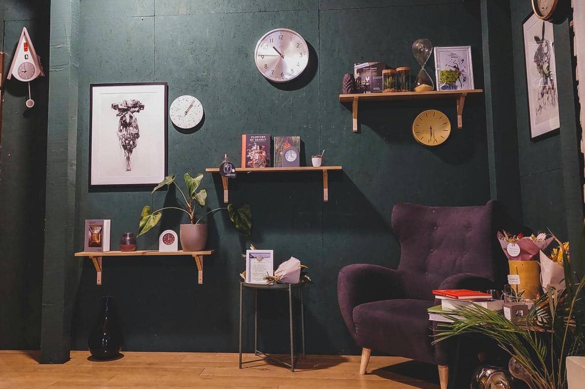 ilustrasi ruangan dengan furnitur