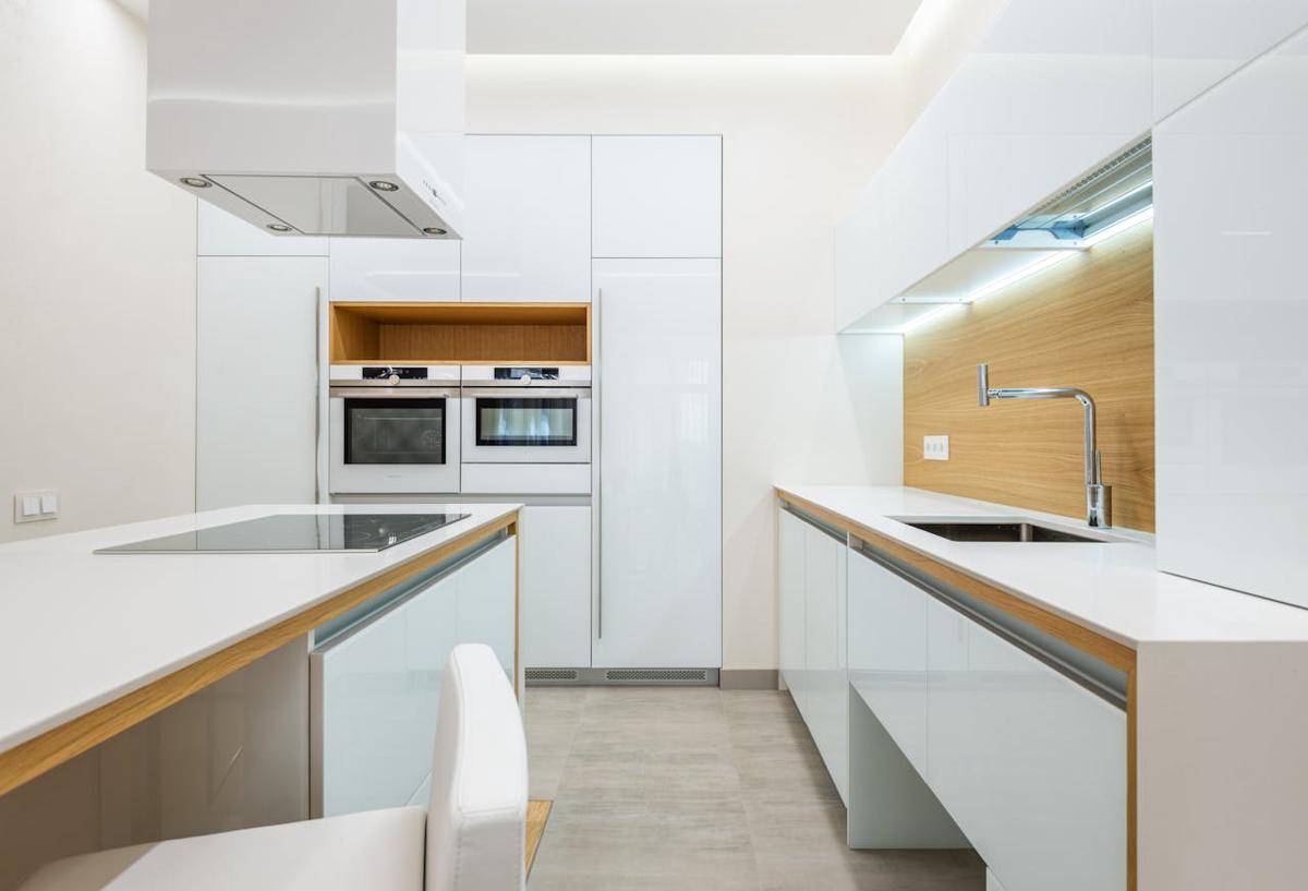 ilustrasi dapur berwarna putih (pexels.com/Max Vakhtbovycn)