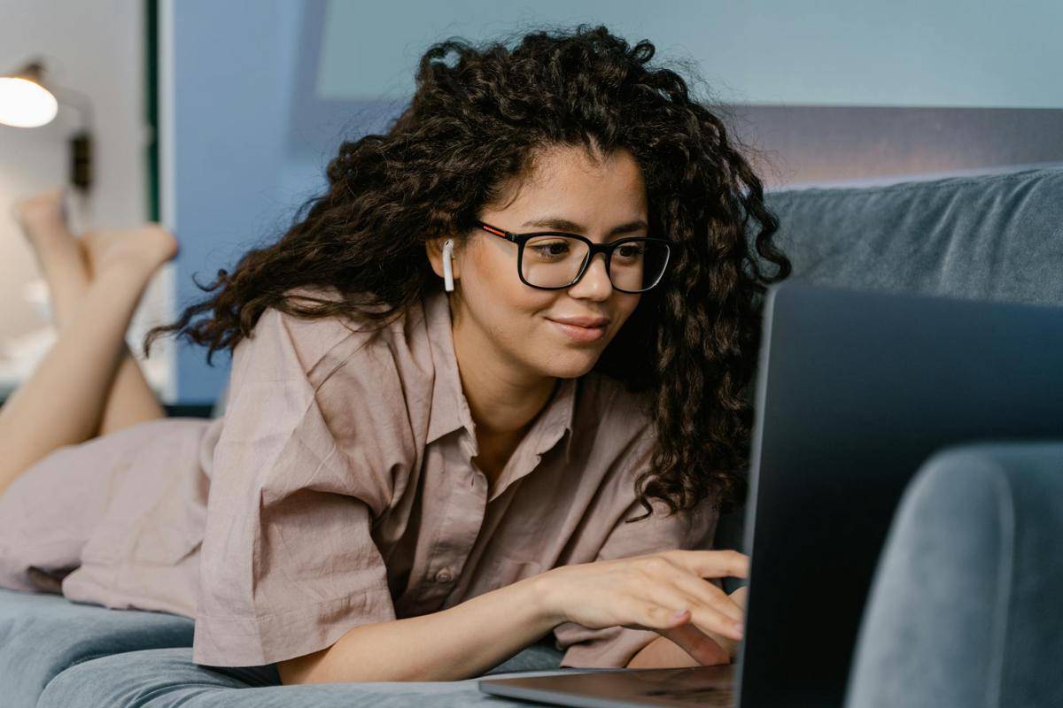 ilustrasi wanita bekerja di depan laptop