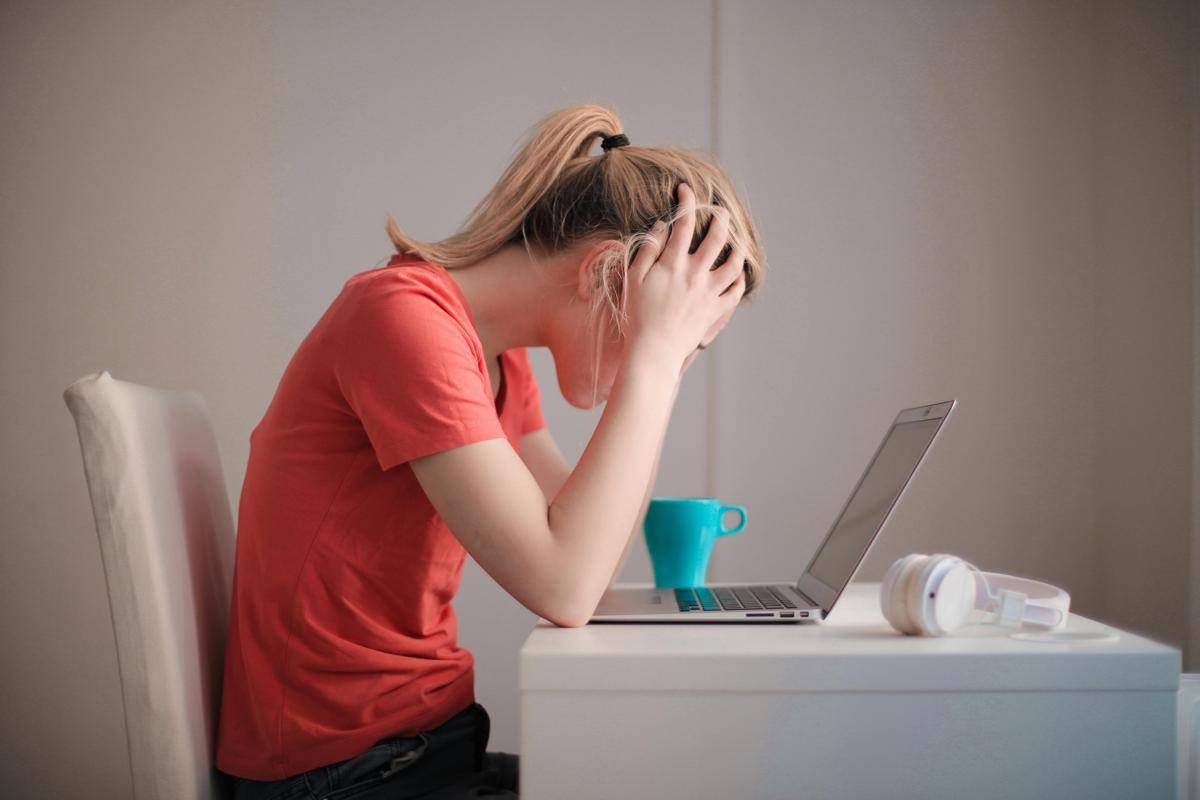 Gambar orang stress kerja (pexels.com/@olly)