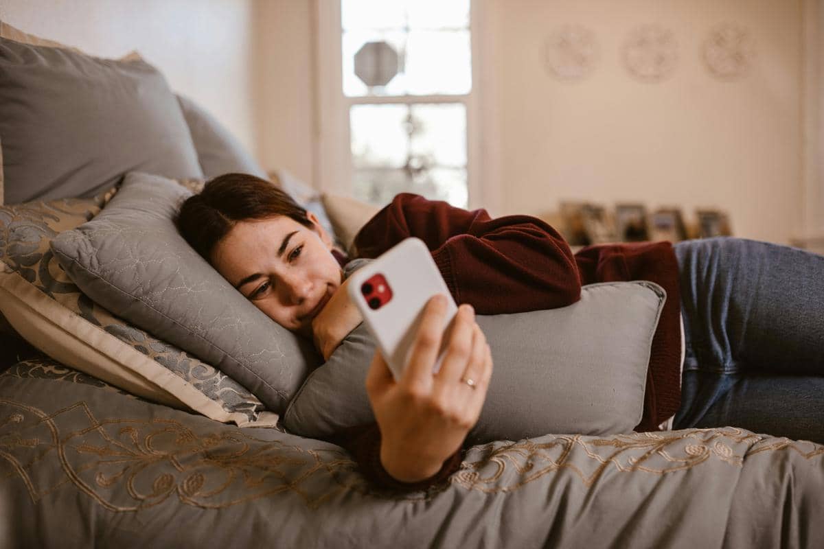 ilustrasi orang rebahan (pexels.com/pexels)