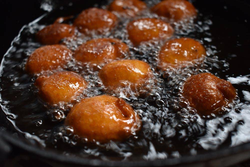 ilustrasi menggoreng bomboloni