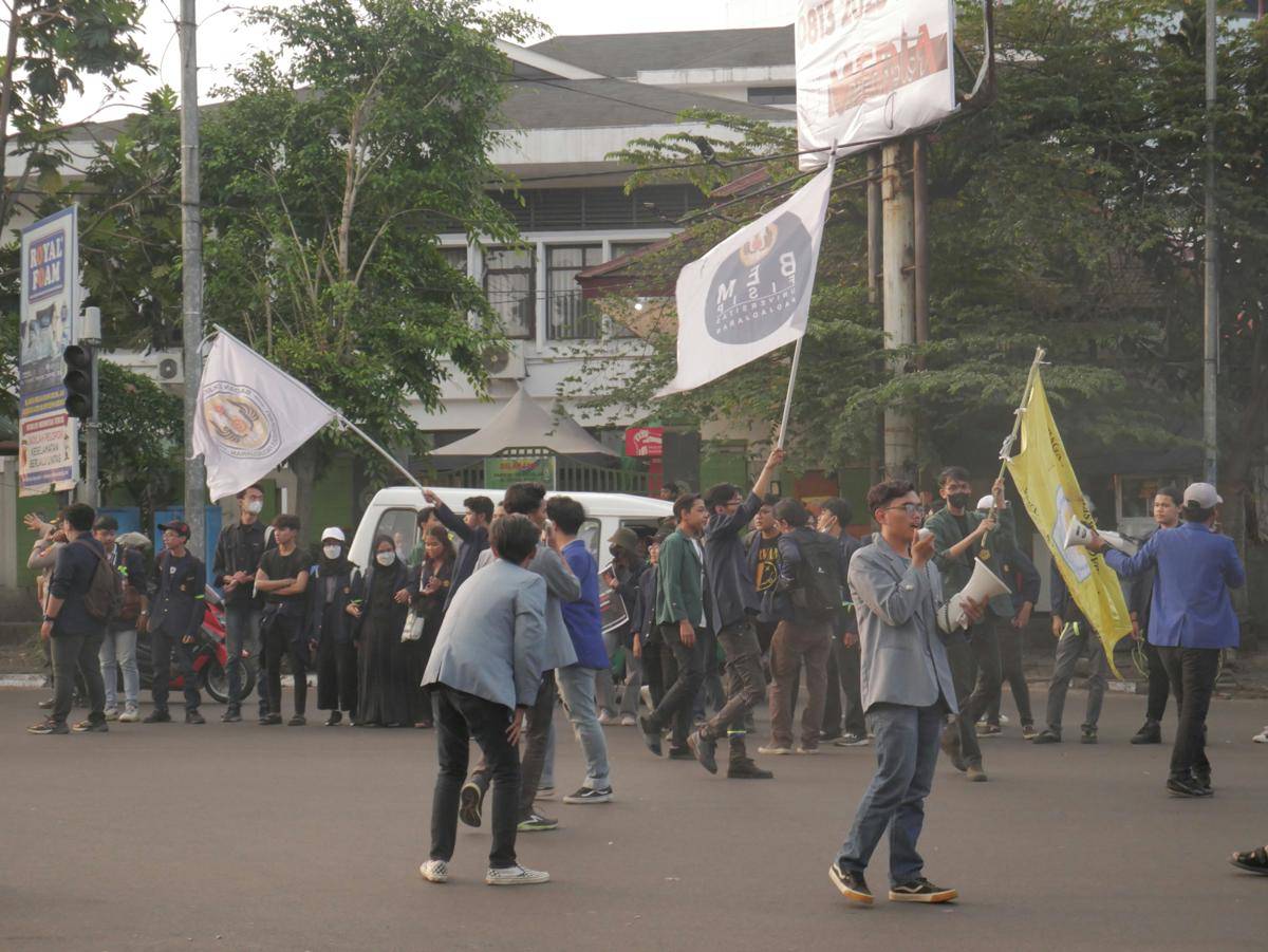 ilustrasi foto sekrombolon orang demo (unsplash/Rafli Firmansyah foto)