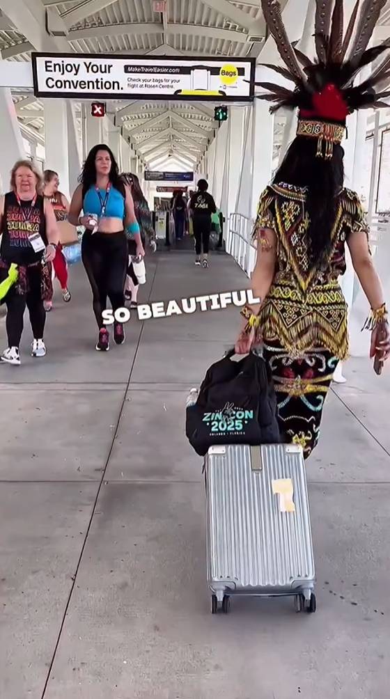 Denada pakai baju adat Kalimantan pada acara Zumba internasional.