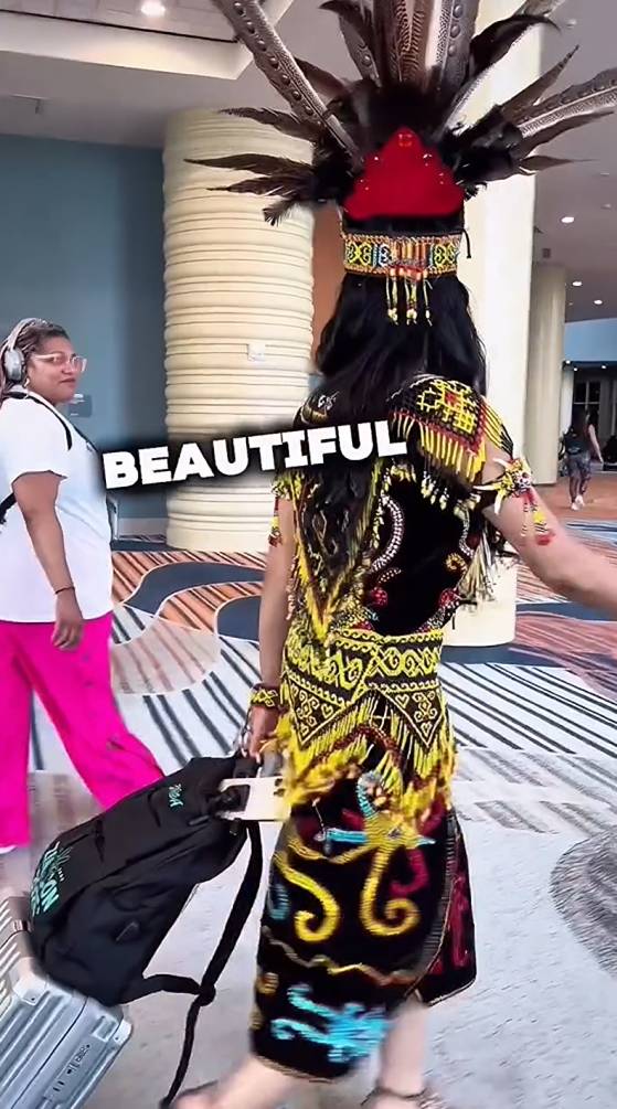 Denada pakai baju adat Kalimantan pada acara Zumba internasional.
