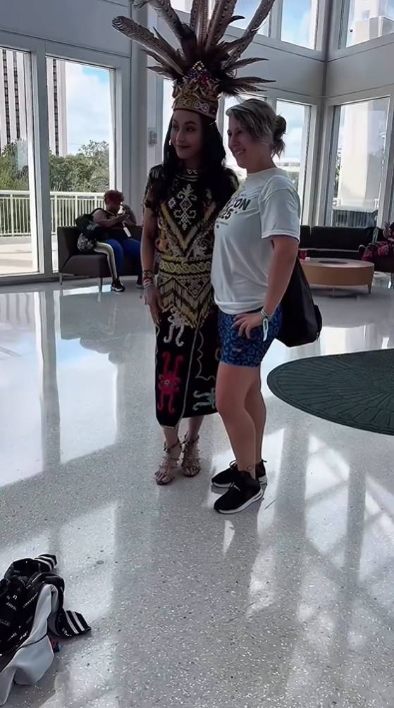 Denada pakai baju adat Kalimantan pada acara Zumba internasional.