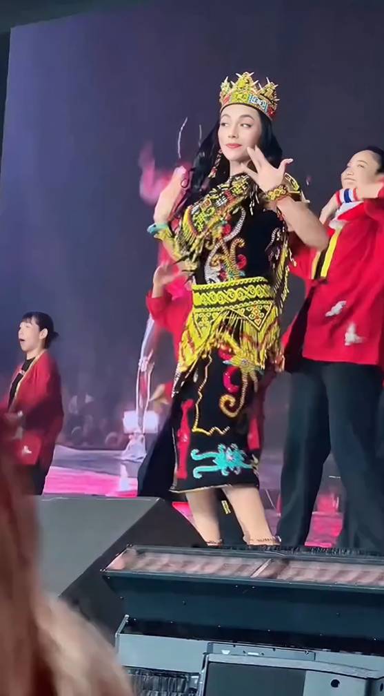 Denada pakai baju adat Kalimantan pada acara Zumba internasional.