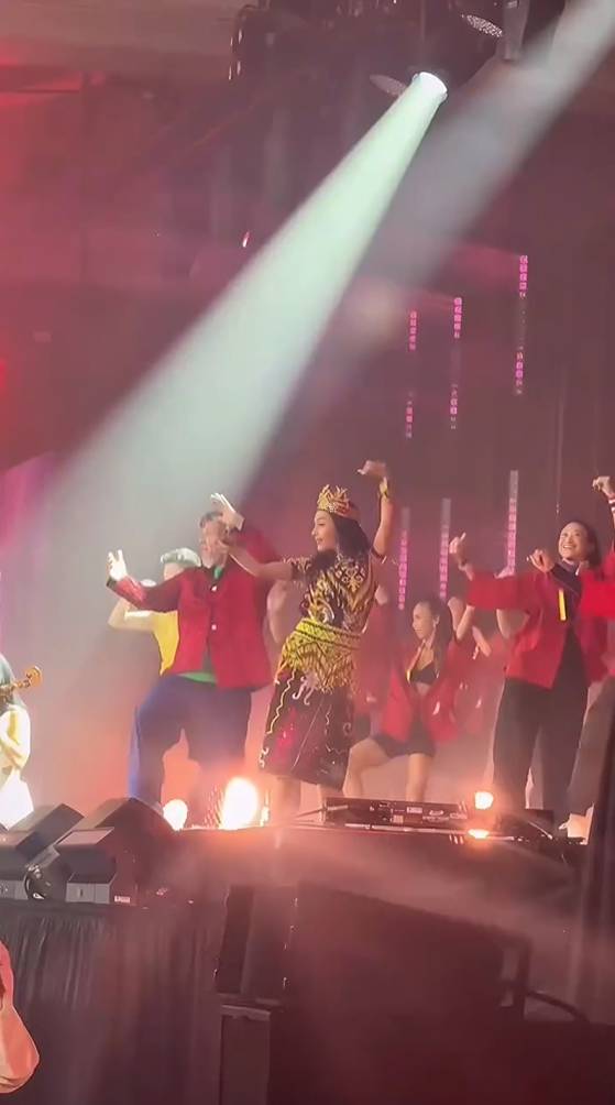 Denada pakai baju adat Kalimantan pada acara Zumba internasional.