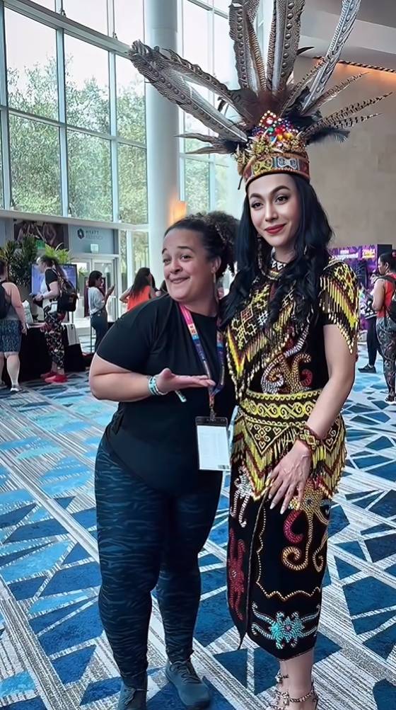 Denada pakai baju adat Kalimantan pada acara Zumba internasional.