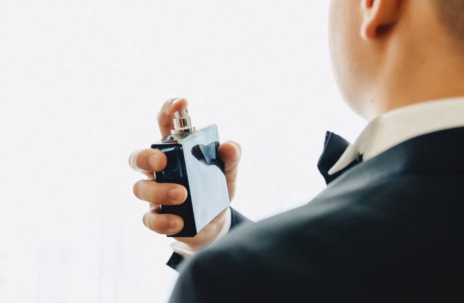 illustrasi pria dengan parfum (freepik.com/pressahotkey)