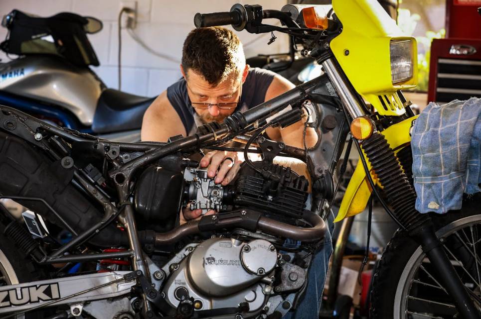 illustrasi servis motor (pexels.com/Mick Haupt)