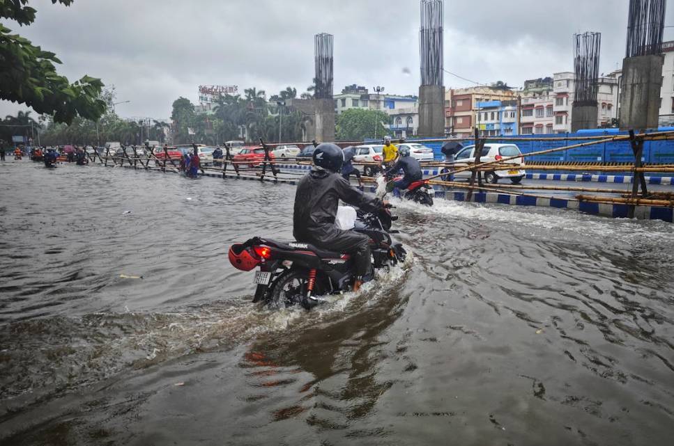 illustrasi motor melewati banjir (pexels.com/Dibakar Roy)