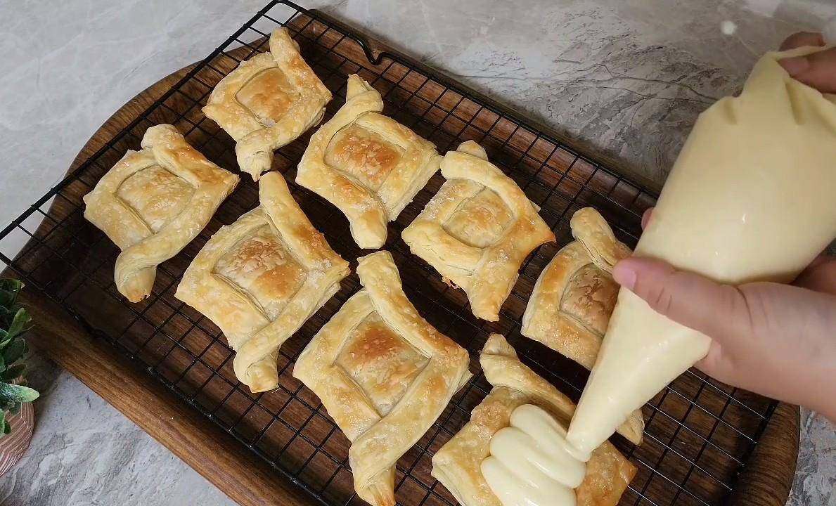 ilustrasi semprotkan custard di atas kulit pastry