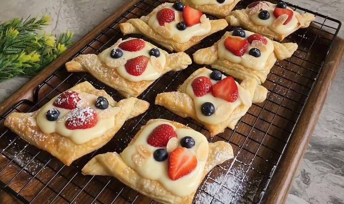 ilustrasi berry custard pastry 