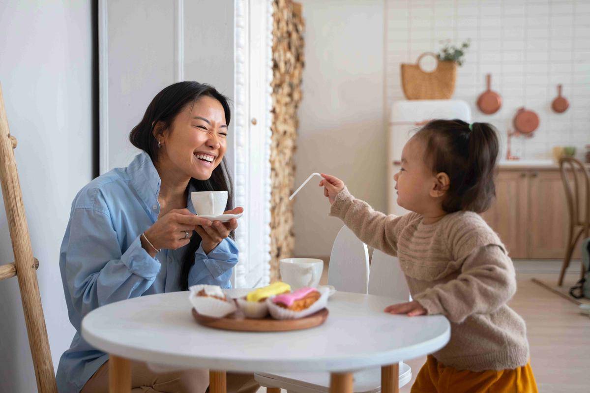 ilustrasi ibu dan anak makan bersama (freepik.com/pikisuperstar)