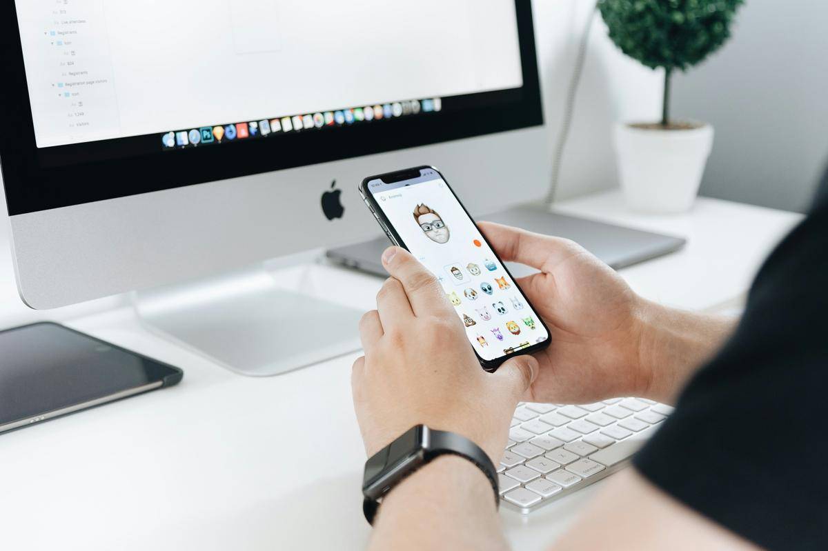 ilustrasi menggunakan ponsel (unsplash.com/Tomasz Zagorski)