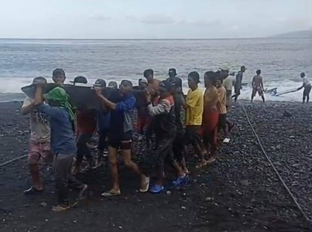 Evakuasi puing sampan karam di Pantai Kusamba.
