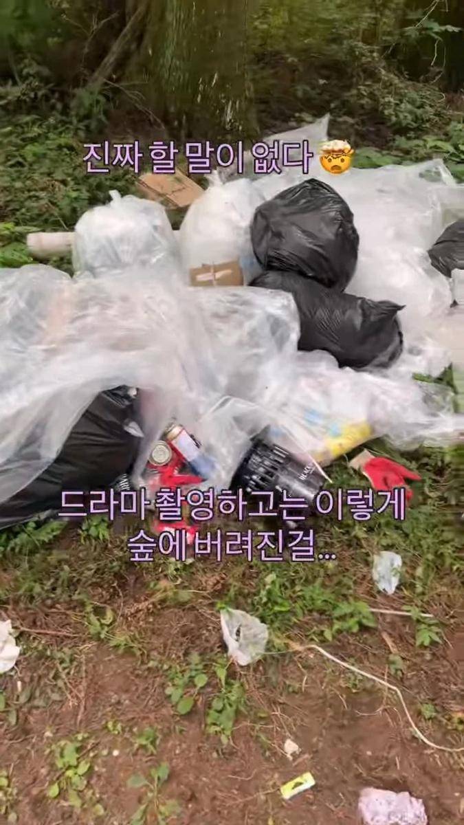 Sampah yang dibuang di hutan Pulau Jeju