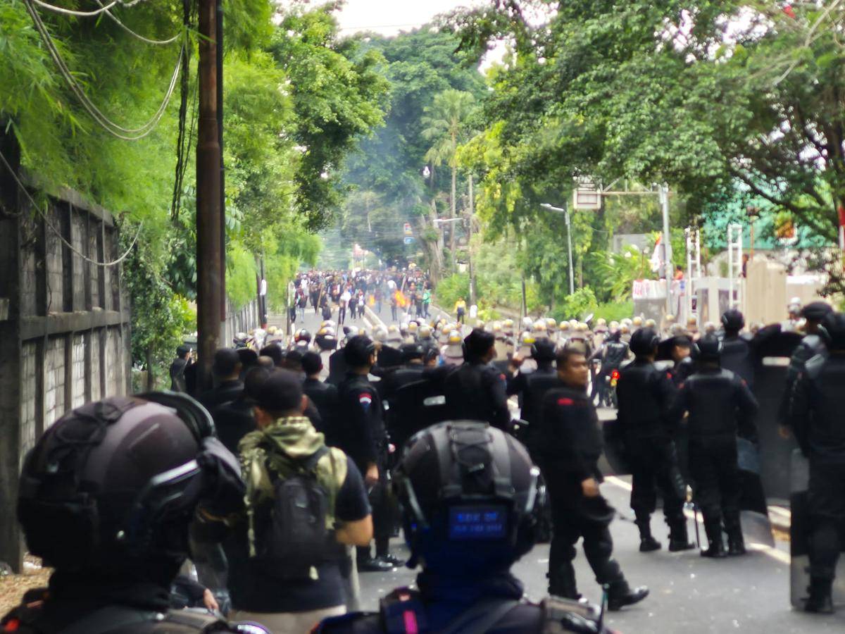 Brimob pukul mundur massa demo
