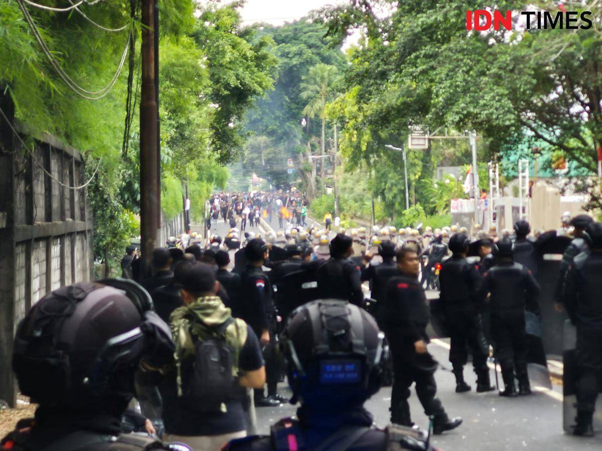 Brimob berhasil memukul mundur massa yang ricuh hingga ke Jalan Patal Senayan pada Kamis (28/8/2025). (IDN Times/Santi Dewi)