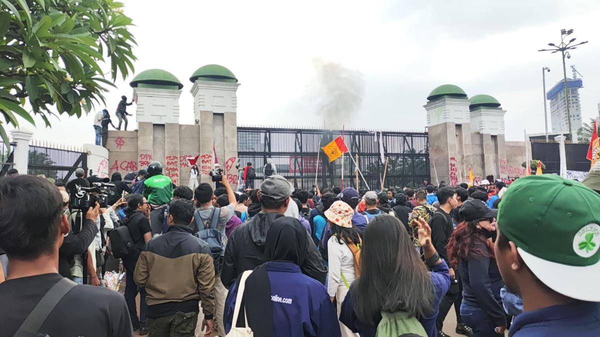 Demo mahasiswa di DPR (IDN Times/Yosafat Diva Bayu Wisesa)